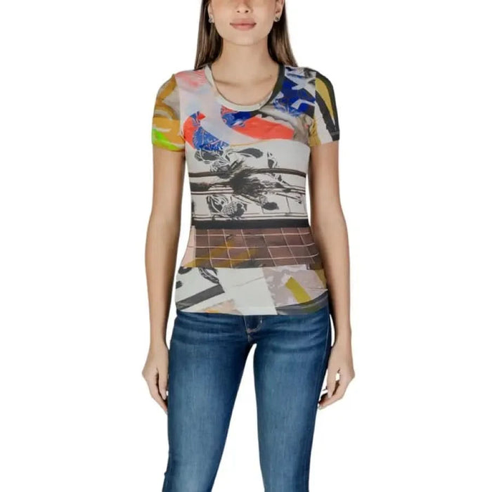 Artistic Desigual Women’s Beige T-Shirt with colorful abstract design and blue jeans