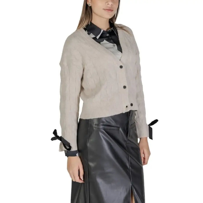 Beige cardigan with black bow details styled with a leather skirt from Vila Clothes