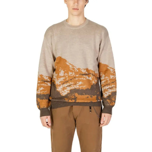 Beige and orange mountain landscape patterned crewneck sweater by Gianni Lupo