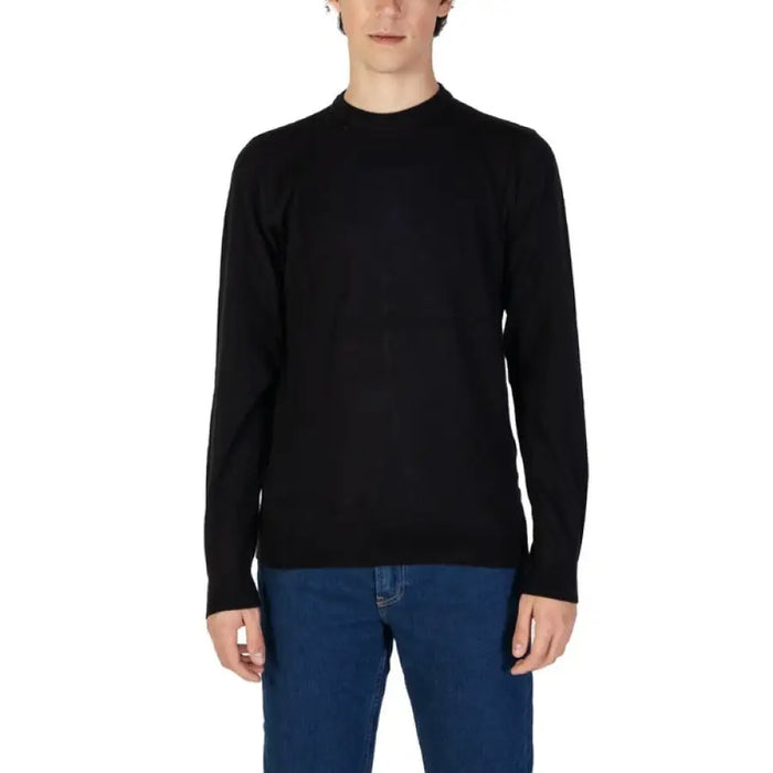 Black crew neck sweater with long sleeves from Gas Men’s collection