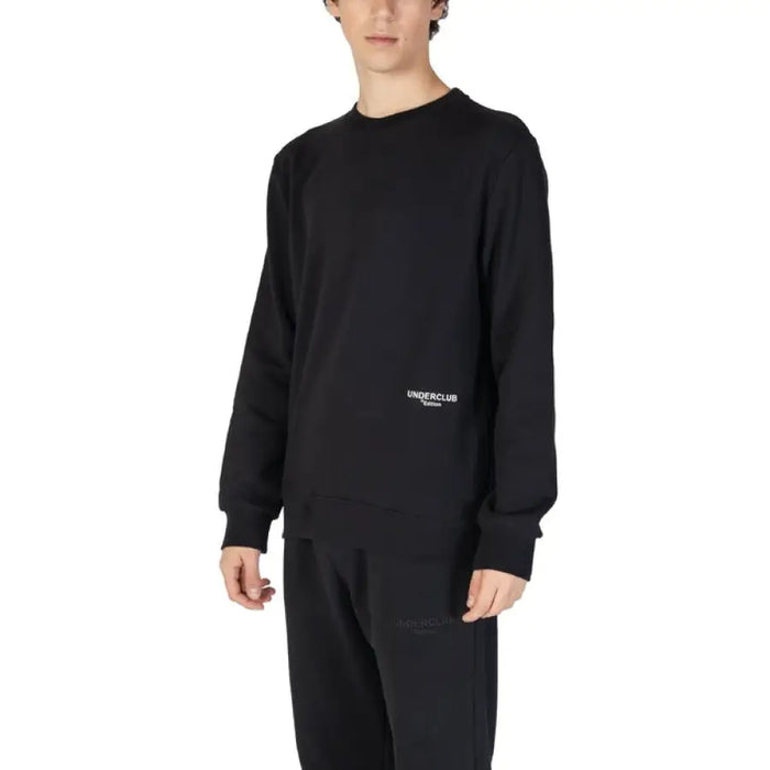 Black crewneck sweatshirt with minimal branding from Underclub for men’s casual wear