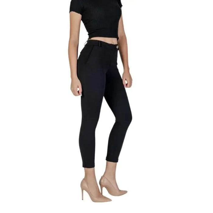 Black cropped skinny pants with pockets paired with nude heels from Rinascimento