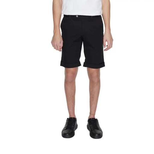 Black knee-length Alviero Martini Prima Classe men’s cotton shorts with cuffed hems