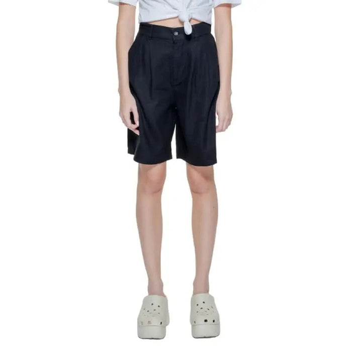 Black knee-length, pleated high-waist shorts for women - Only brand