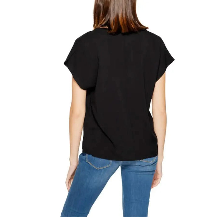 Black short-sleeved t-shirt worn with blue jeans - Jacqueline De Yong Women Knitwear