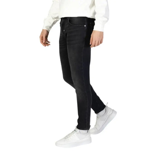 Black skinny jeans with white sneakers from Antony Morato Men’s collection