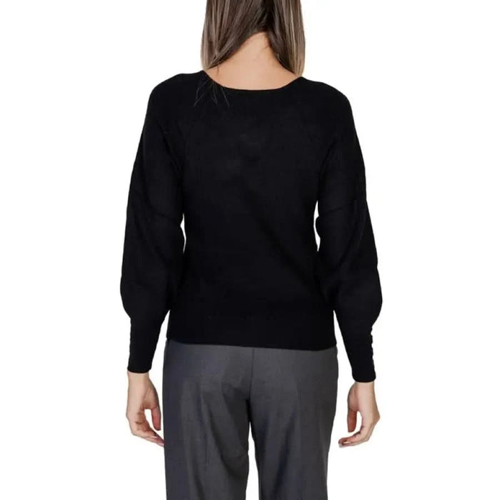 Black sweater with long sleeves and round neckline viewed from the back by Morgan De Toi