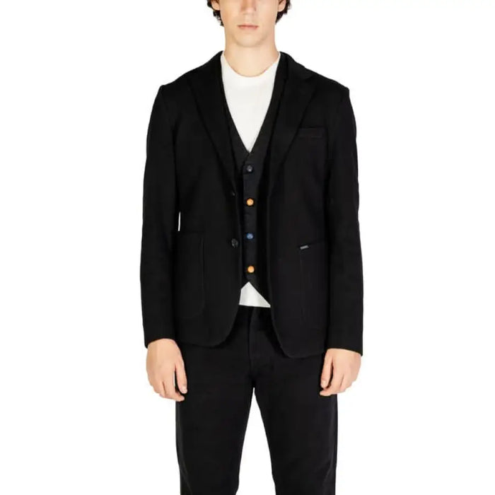 Black three-piece suit with white undershirt from Gianni Lupo Men Blazer collection