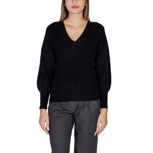 Black v-neck sweater with long sleeves and puffed shoulders from Morgan De Toi Women Knitwear