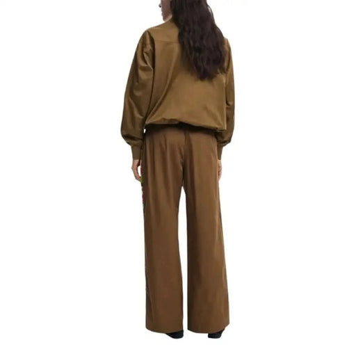 Brown bomber jacket with zip paired with wide-leg pants in Desigual Spring/Summer style