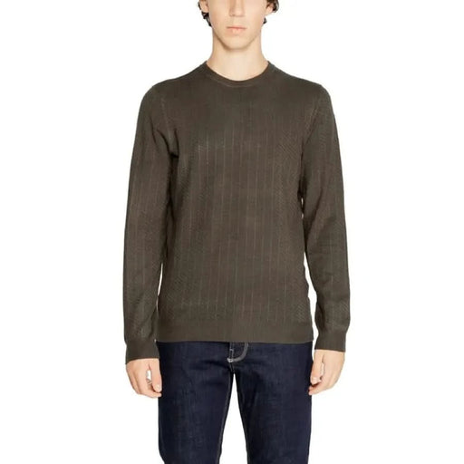 Brown long-sleeved crewneck sweater worn by a model from Antony Morato Men Knitwear