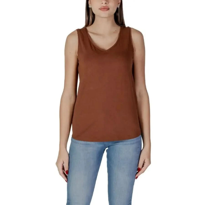 Brown sleeveless v-neck top with light blue jeans from B.young Women’s collection