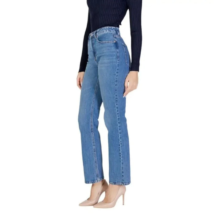 Classic straight-leg blue jeans with nude heels and navy sweater by Vero Moda