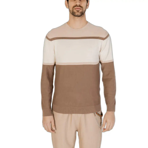 Color-blocked Hamaki-ho Men’s Brown Round Neck Knit Sweater with cream and brown panels