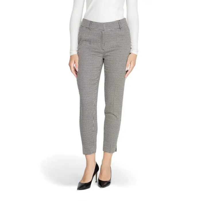 Cropped houndstooth trousers paired with a white top and black heels from Only