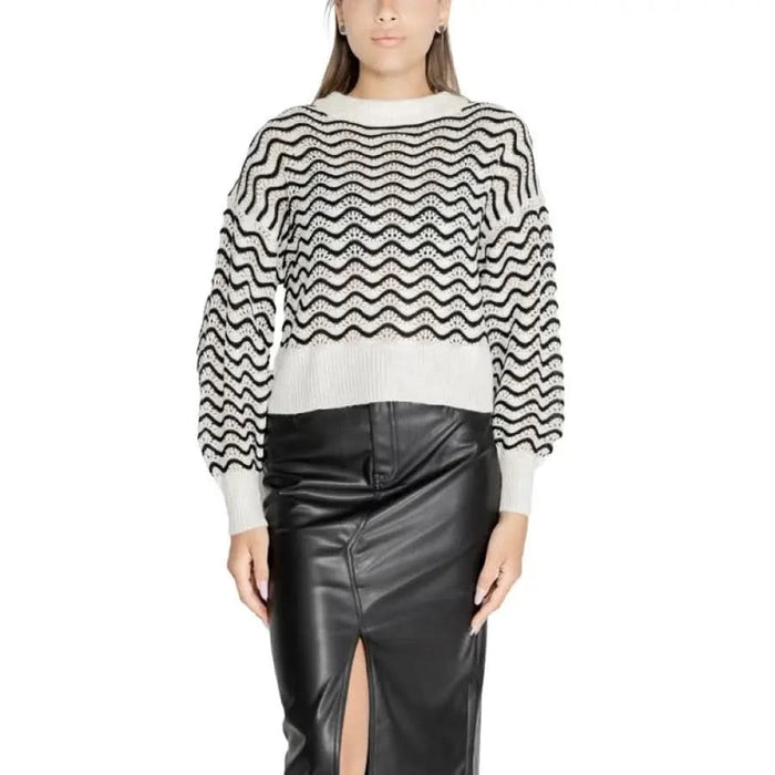 Cropped sweater with black and white zigzag pattern from Jacqueline De Yong Knitwear