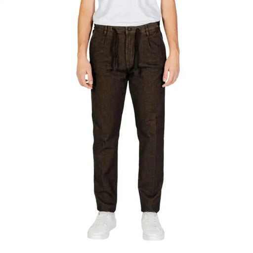 Dark brown Hamaki-ho jogger-style pants with elastic cuffs and drawstring waist