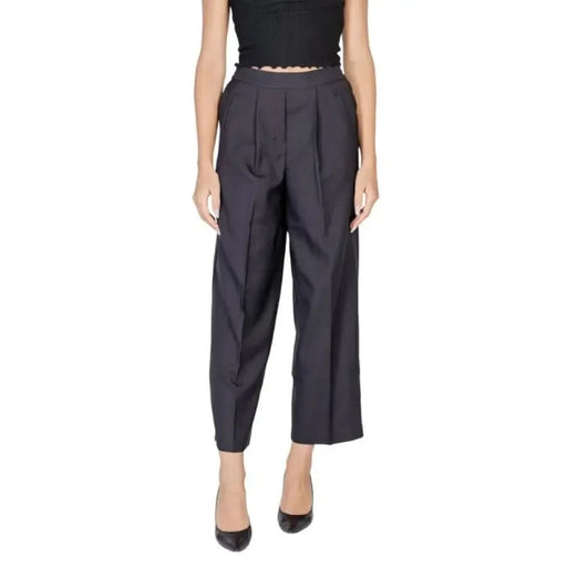 Dark gray pleated wide-leg cropped trousers with high waist by Ichi Women Trousers