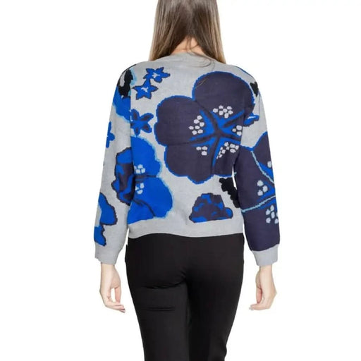 Floral patterned sweater featuring blue and navy flowers on a gray background by Desigual