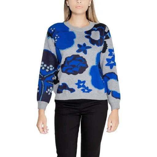 Floral patterned sweater in blue and gray styled with black pants from Desigual Women Knitwear