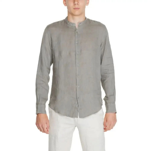 Stylish gray button-up Mandarin collar shirt ’Borghese’ with white pants ensemble