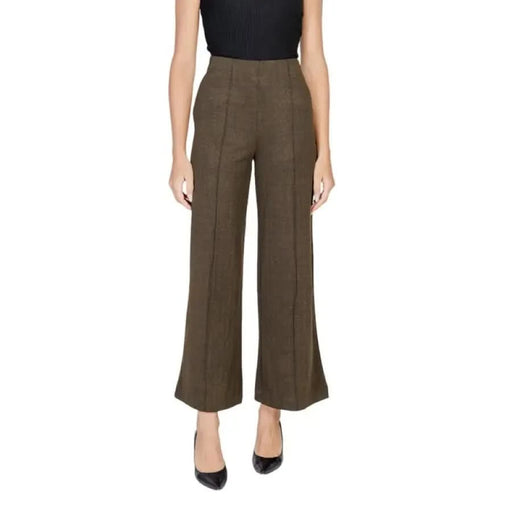 High-waisted olive green cropped wide-leg trousers with pressed pleats by Ichi