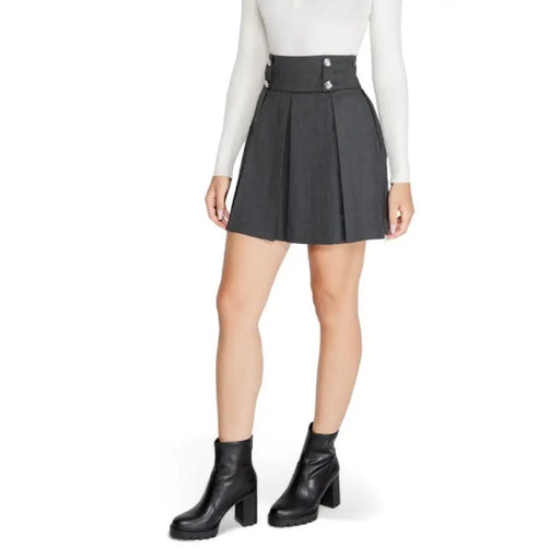 High-waisted pleated gray mini skirt with decorative buttons by Morgan De Toi