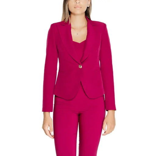 Hot pink single-button blazer with notched lapels from Rinascimento Women’s collection