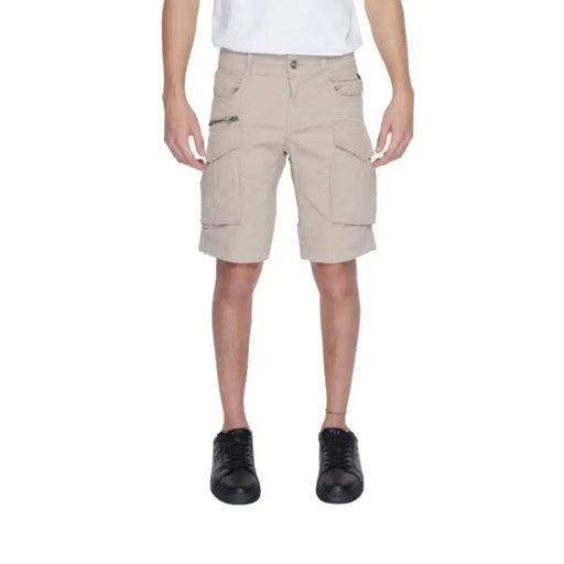 Khaki cargo shorts with pockets paired with black shoes from Replay Men’s collection