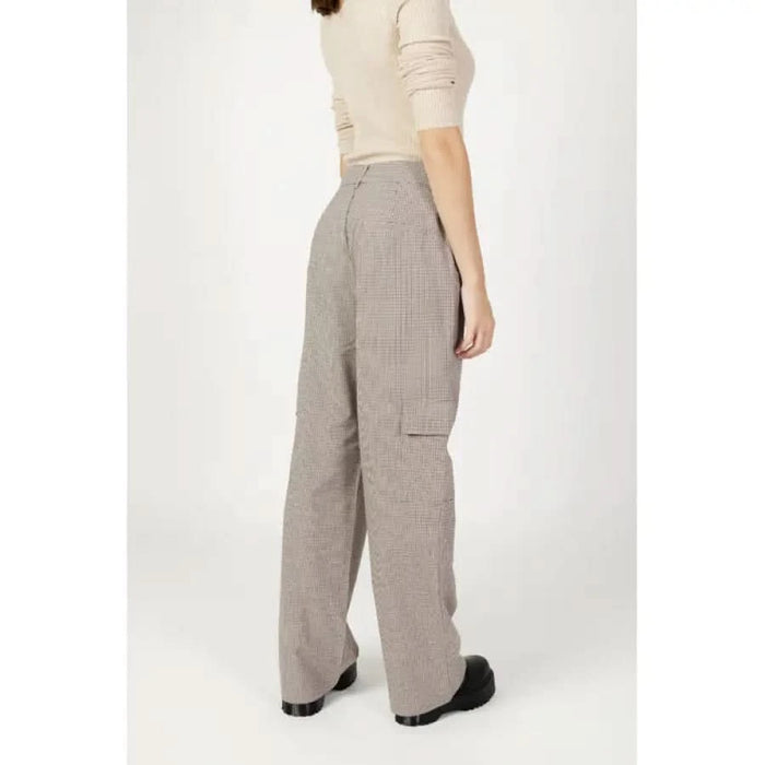 Fifth Label plaid pants from Only, showcasing urban city style and fashion