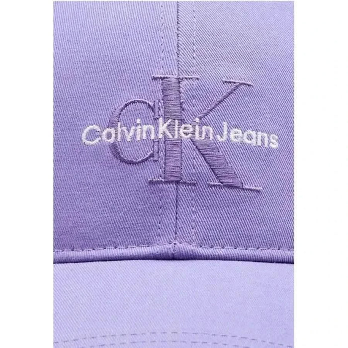 Lavender Calvin Klein Jeans baseball cap with embroidered logo, perfect for women’s fashion