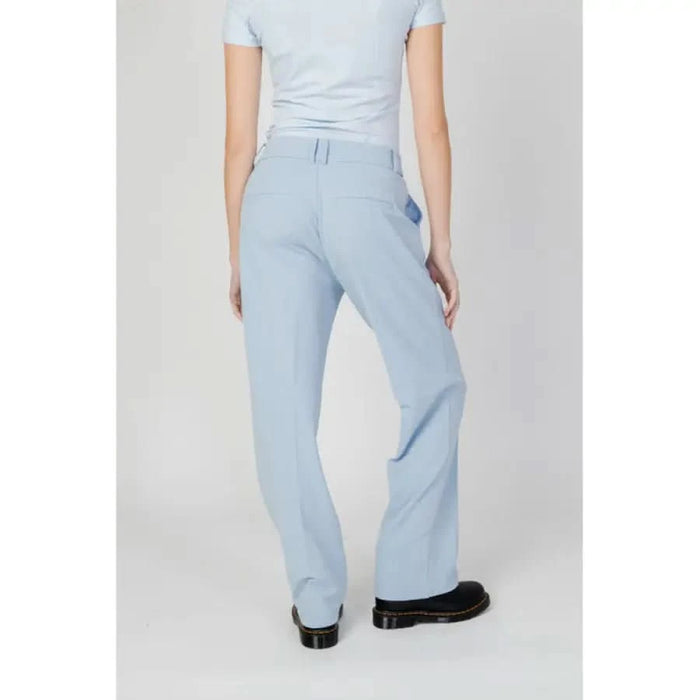 Light blue straight-leg trousers with a matching t-shirt and black shoes - Only Women Trousers