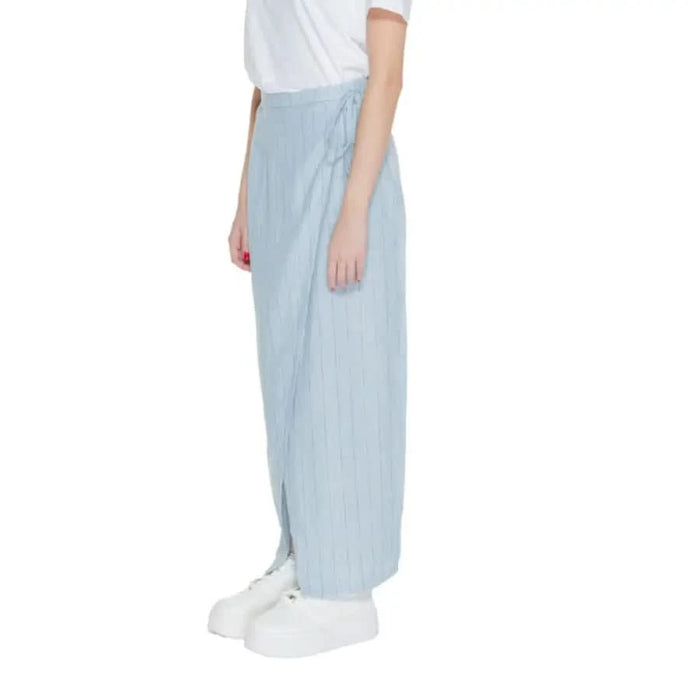 Vero Moda light blue wide-leg pants with white sneakers and a white top for women