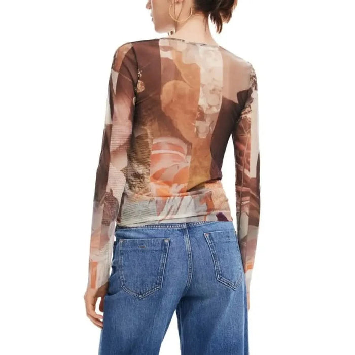 Long-sleeved Desigual women t-shirt with abstract print in earthy tones and blue jeans