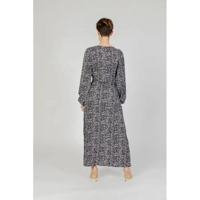 Long-sleeved maxi dress with black and white abstract print by Jacqueline De Yong