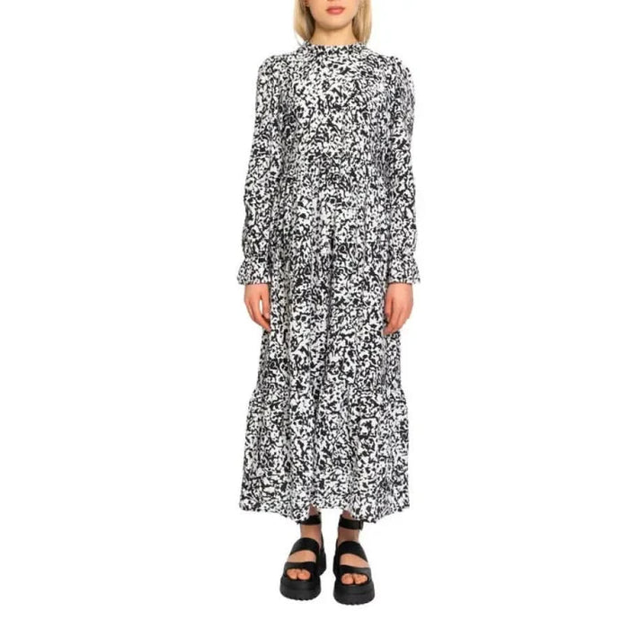 Long-sleeved maxi dress featuring a black and white floral print by Only Women