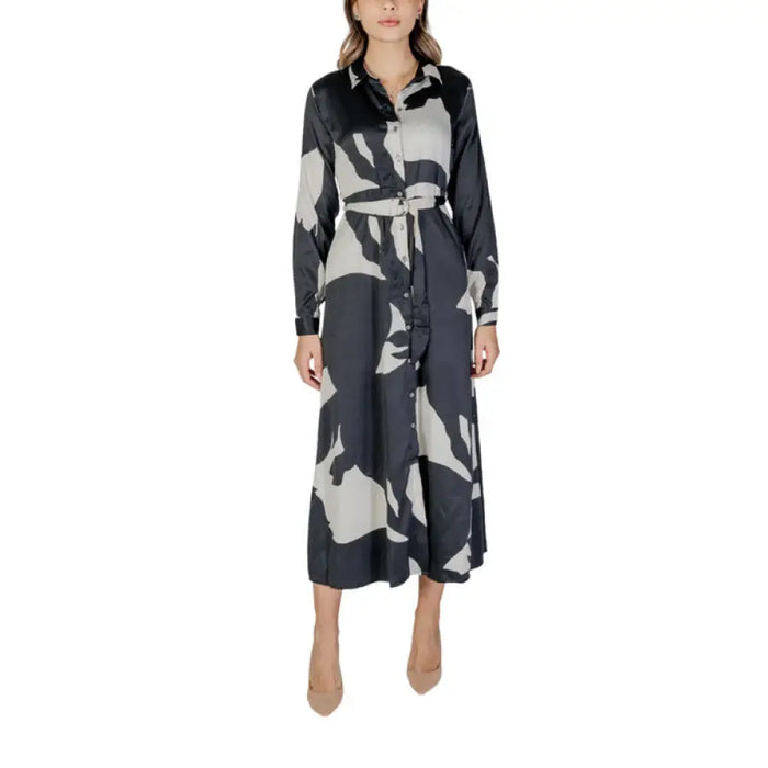 Long-sleeved black and gray abstract print shirt dress with belted waist by Only