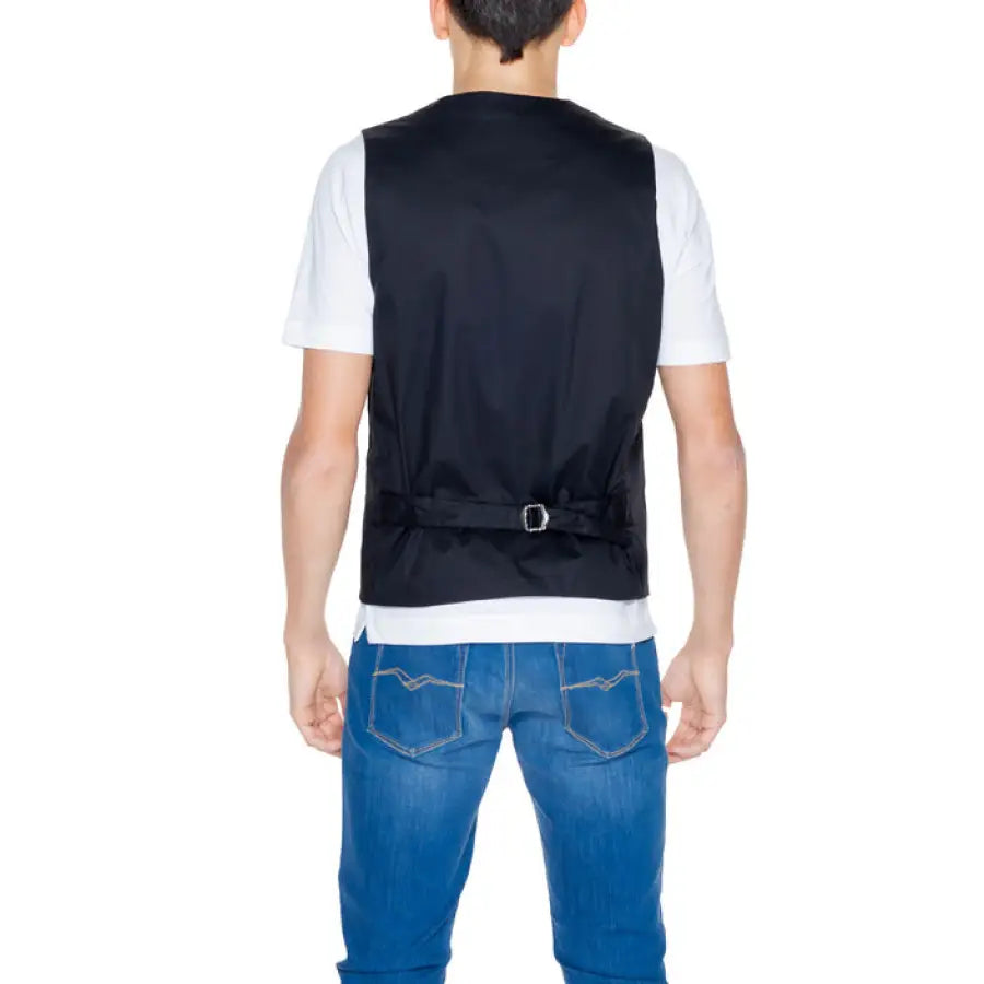 Man wearing Gianni Lupo Men Gilet in black vest and jeans