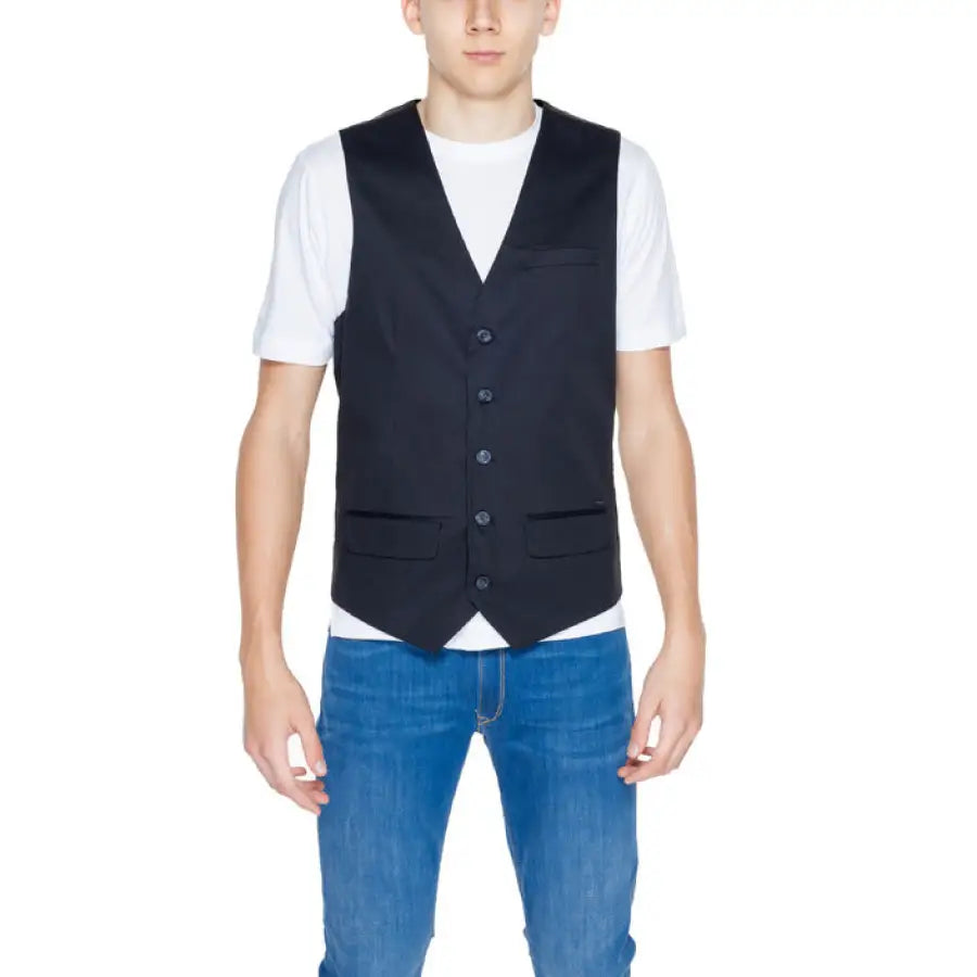 Man wearing Gianni Lupo black vest from Gianni Lupo Men Gilet collection