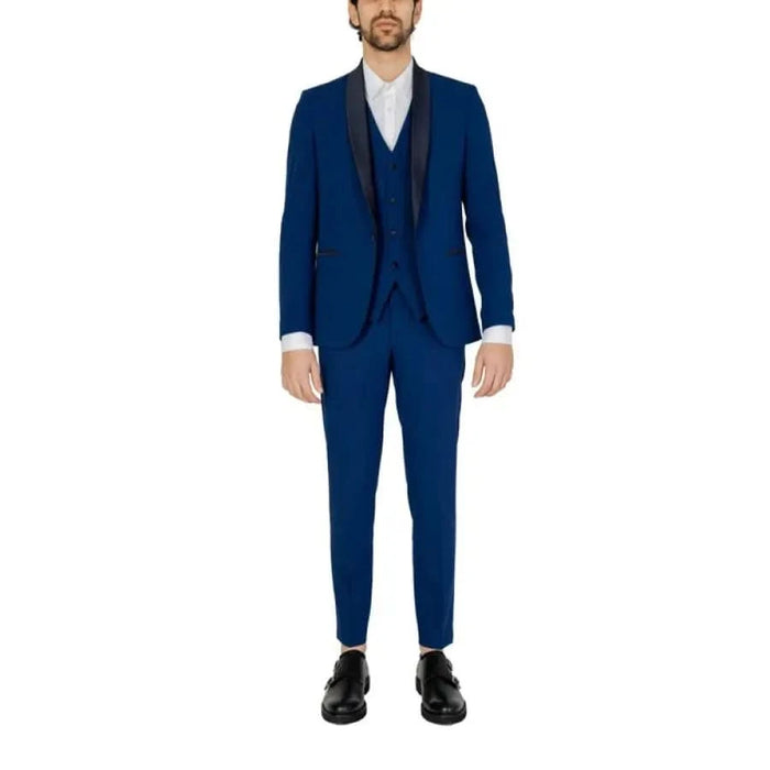 Stylish man in blue suit and bow tie showcasing urban city style clothing from Mulish Men Suit