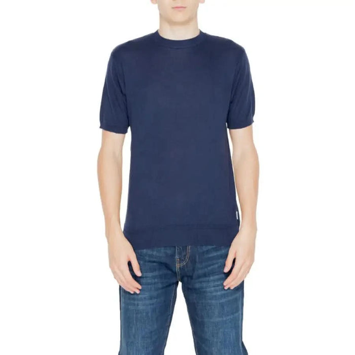 Man wearing Hamaki-ho Men Knitwear: blue t-shirt and jeans