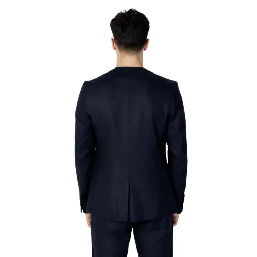 Sophisticated man in Antony Morato blazer and tie, epitome of modern elegance