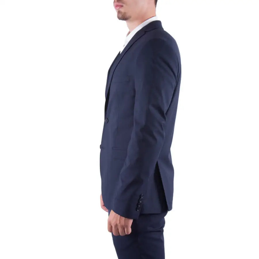 A man in a suit and tie standing, modeling the Selected Men Blazer from Selected