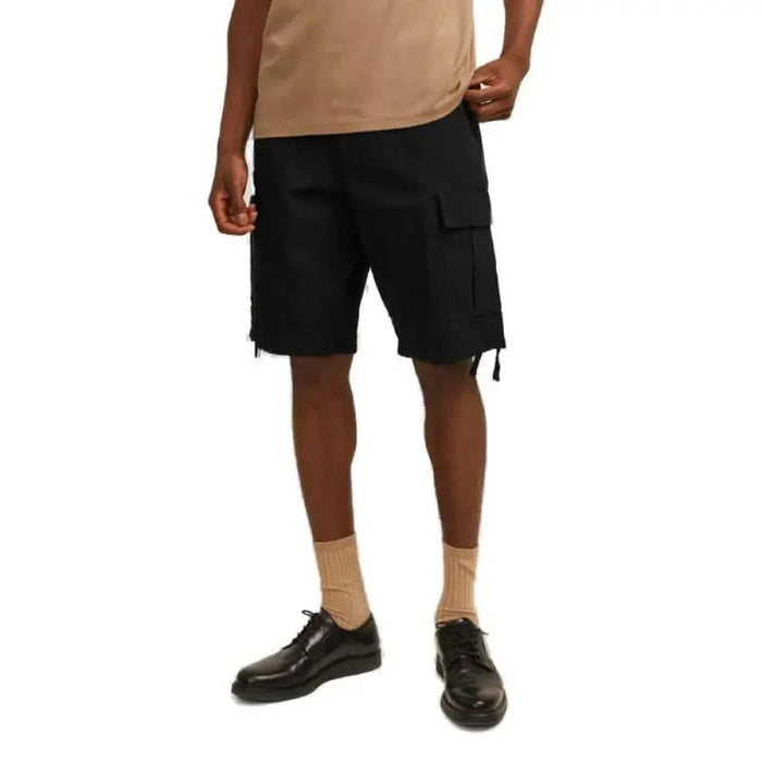 Jack & Jones men shorts in urban style, man in tan shirt and black shorts