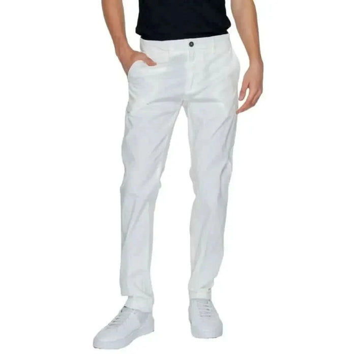 Urban style: Man in white Borghese Men Trousers and black shirt