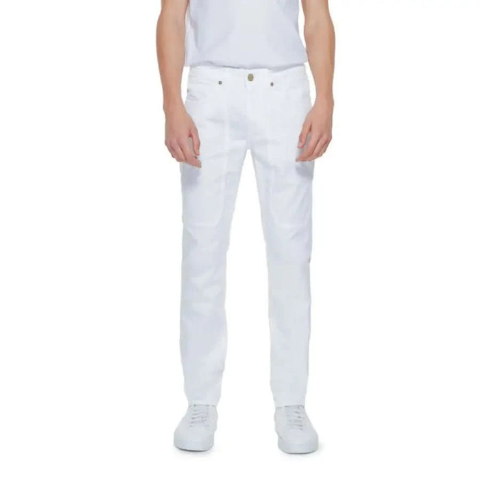 Urban-style man in white pants and t-shirt - Jeckerson Men Trousers