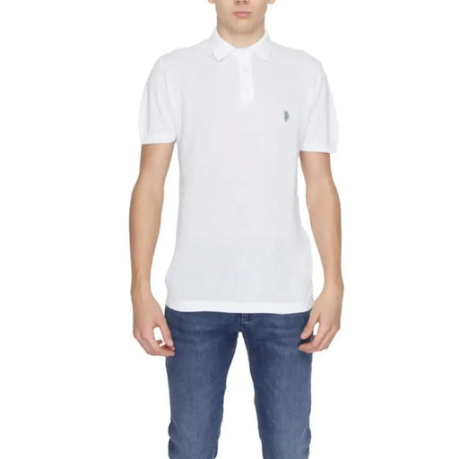 Man in U.S. Polo Assn. white polo shirt, embodying urban city fashion