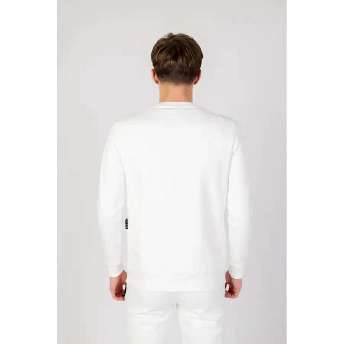 Man in white urban style sweatshirt facing away, embodying urban city fashion