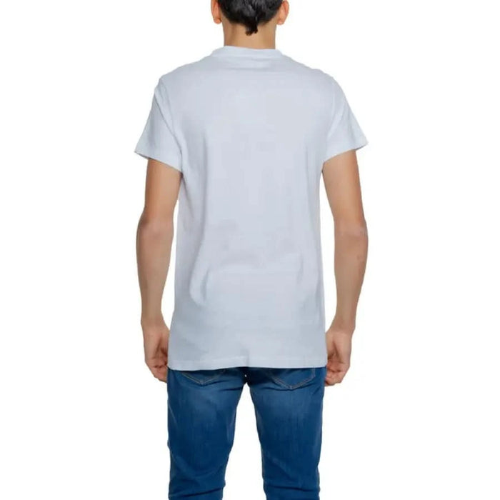 Man in Alviero Martini Prima Classe white t-shirt and jeans, stylish and casual