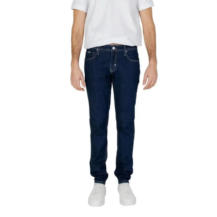 Man wearing Antony Morato men jeans and white T-shirt.